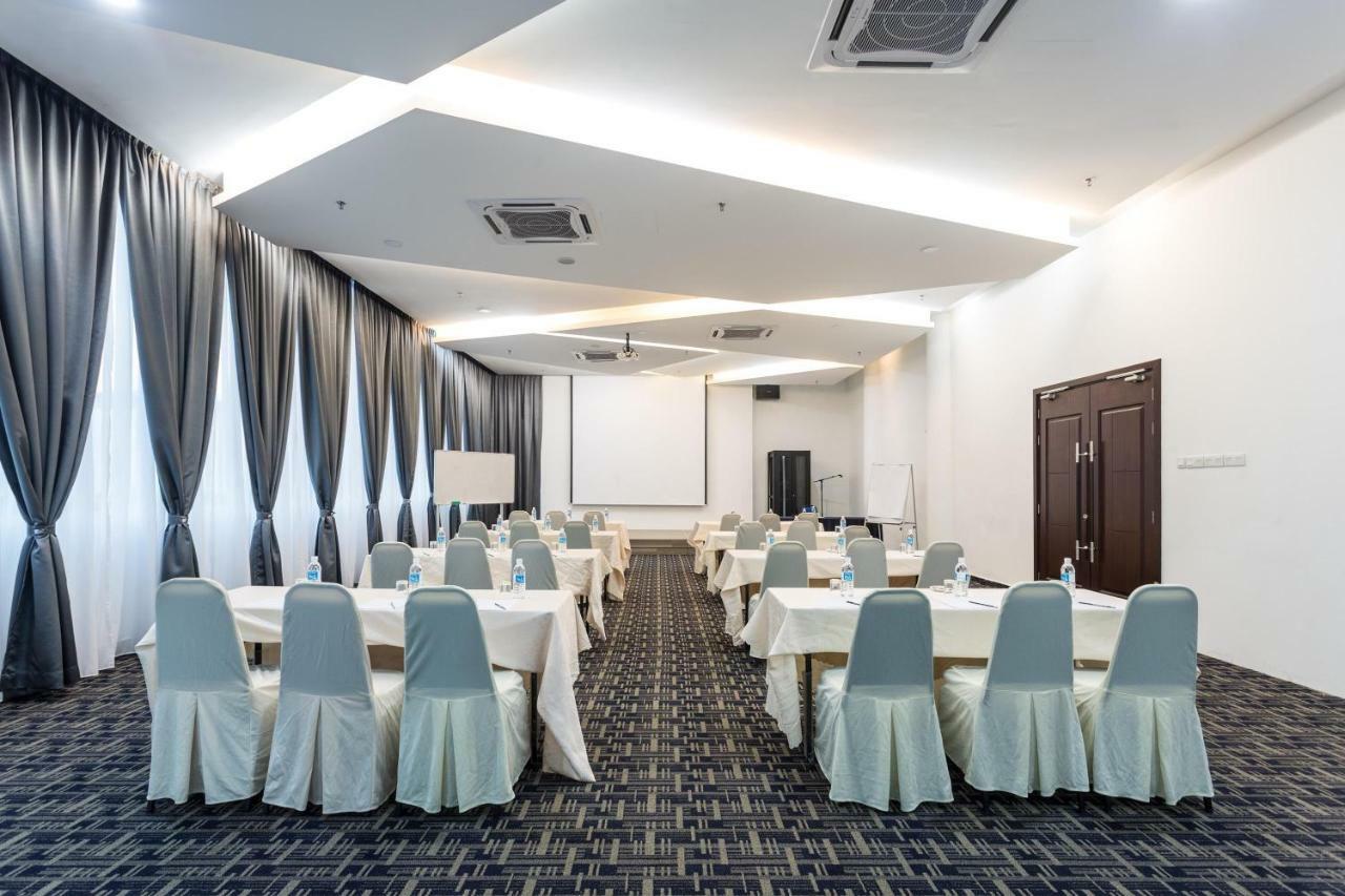 E-Red Hotel Melaka Extérieur photo